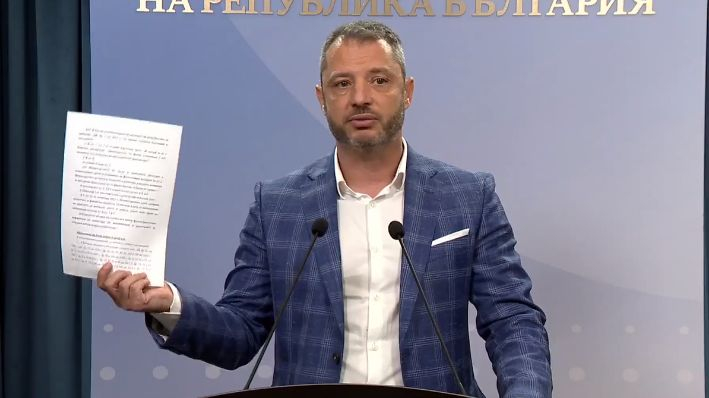 Напрежението ескалира: Делян Добрев отвърна на ПП-ДБ, разкри кои са на хранилката на "Лукойл" 