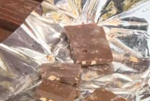 Софиянец отхапа от шоколад и в устата му замърда... СНИМКИ
