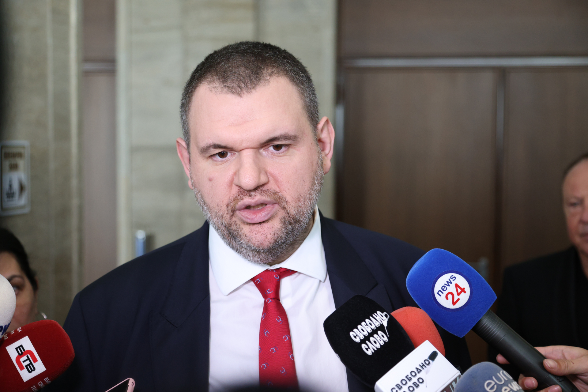 Пеевски: “Лукойл” да си платят задълженията и да изпълняват закона