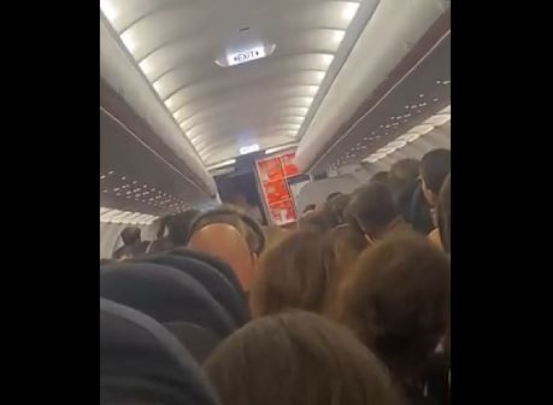 Пътници беснеят, отложиха полета им с ден заради безумно миризлива причина