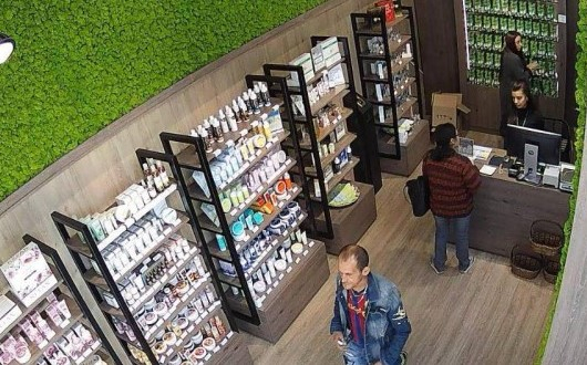 Пловдивчанин влезе в магазин за козметични продукти, а последвалото е скандално ВИДЕО