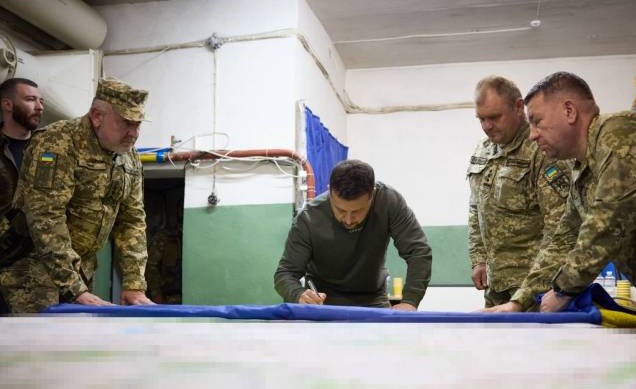 Източник от Киев обясни защо Зеленски спря контранастъплението