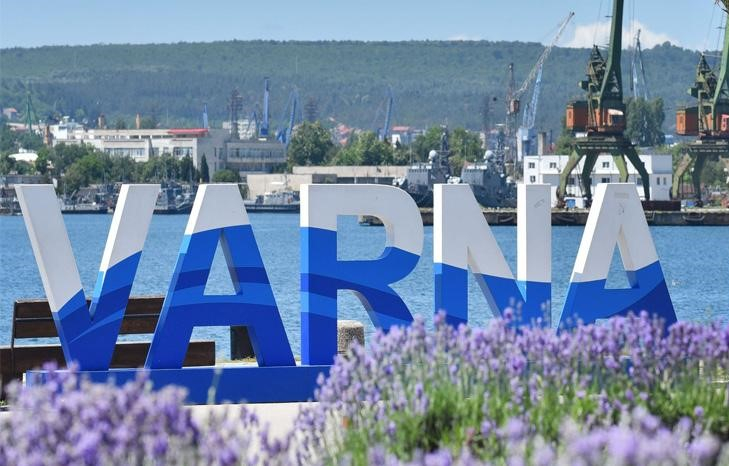 Нещо интригуващо се появи в двор в центъра на Варна, какво е това СНИМКА