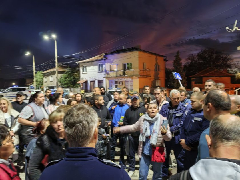 Перничани излязоха на протест - пак останаха на сухо