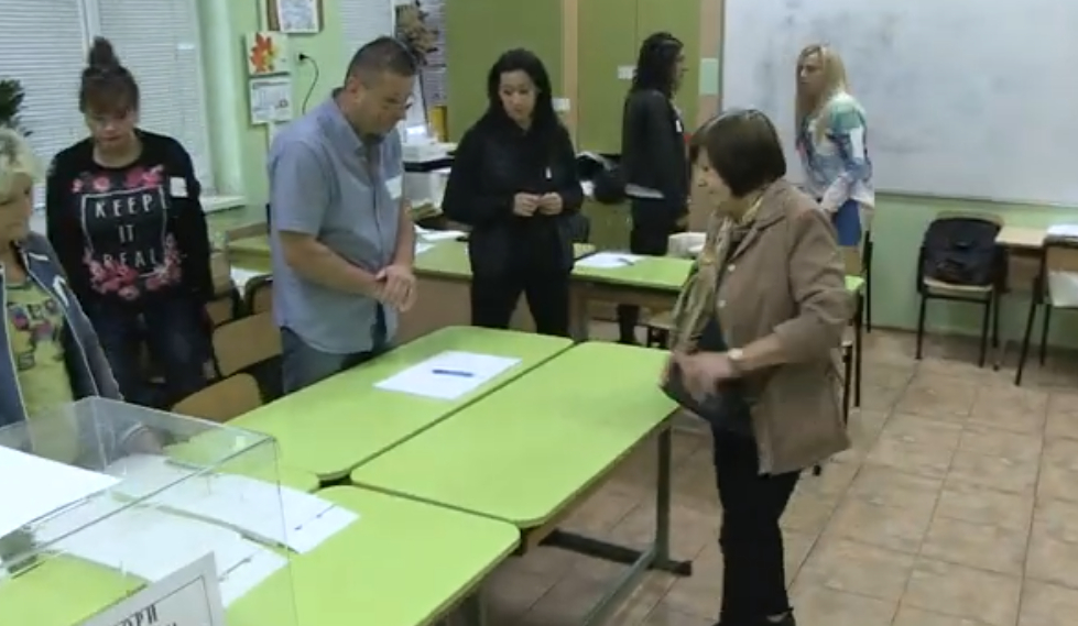 Сгрешена бюлетина: Сбъркал избора, гласува втори път ВИДЕО