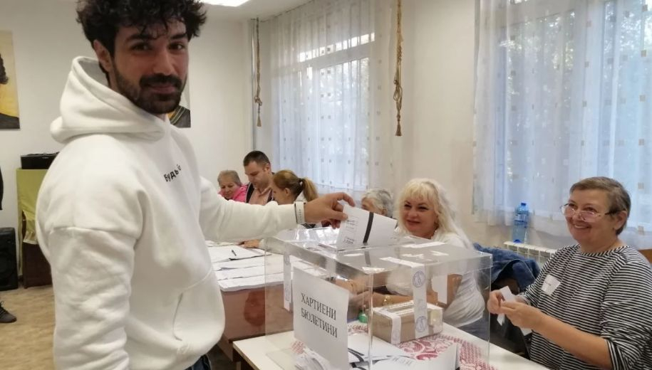 Всички в тази секция в Пловдив умряха от кеф, като видяха кой дойде да гласува в ранни зори СНИМКИ