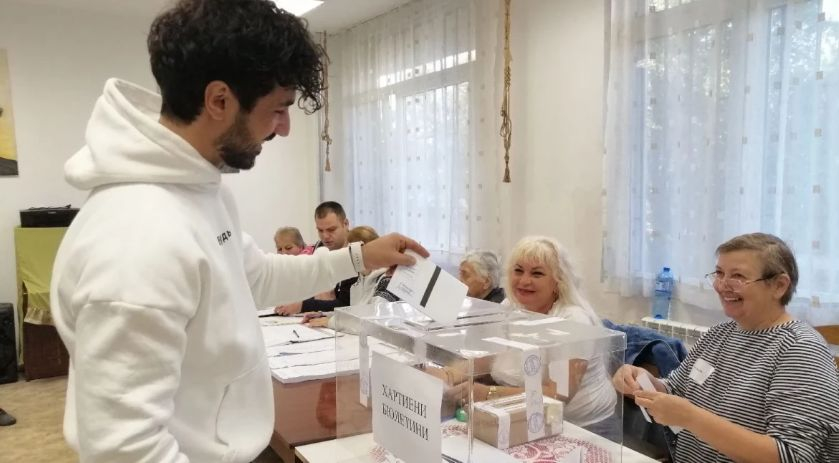 Всички в тази секция в Пловдив умряха от кеф, като видяха кой дойде да гласува в ранни зори СНИМКИ