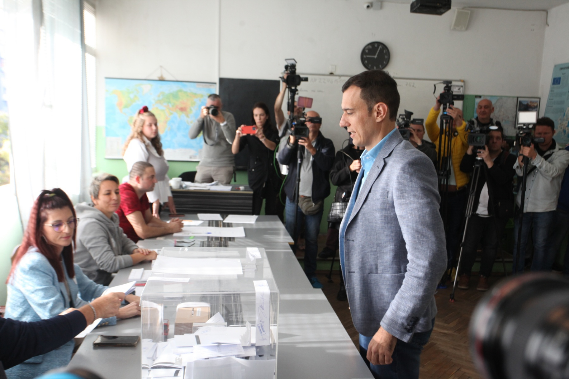 Политолог: Тези, които не искаха БСП да управлява, ще подкрепят внука на ДС
