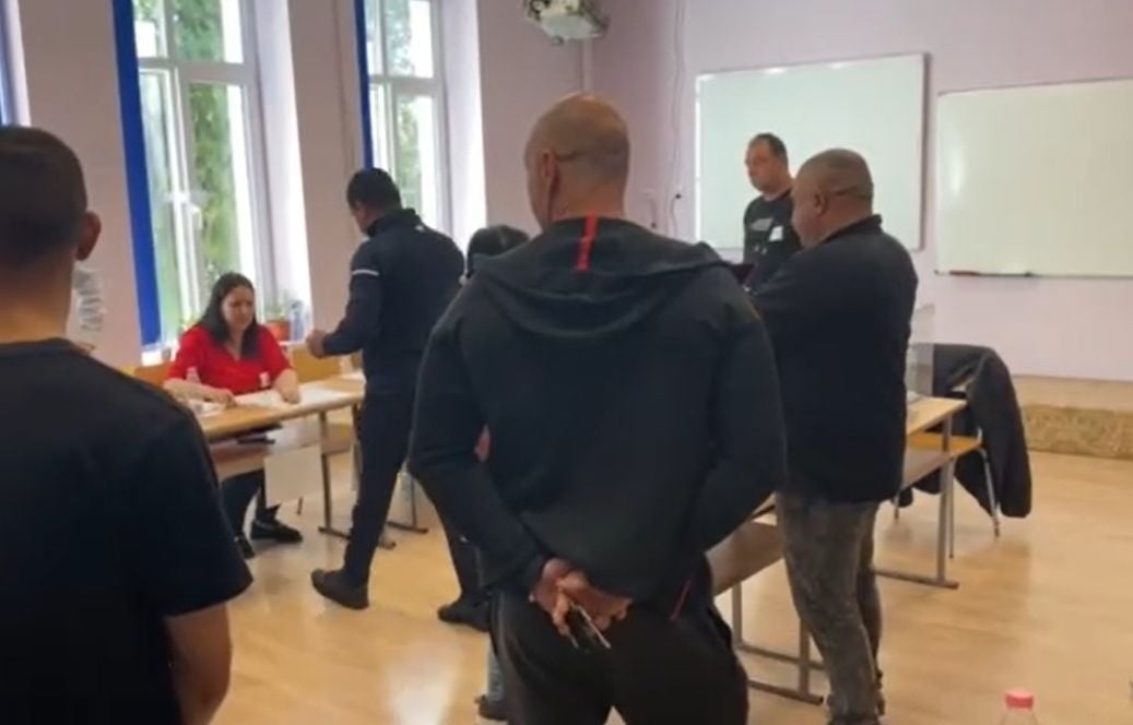 Кандидат-кмет нахълта в секция в Плевенско, а полицията... ВИДЕО