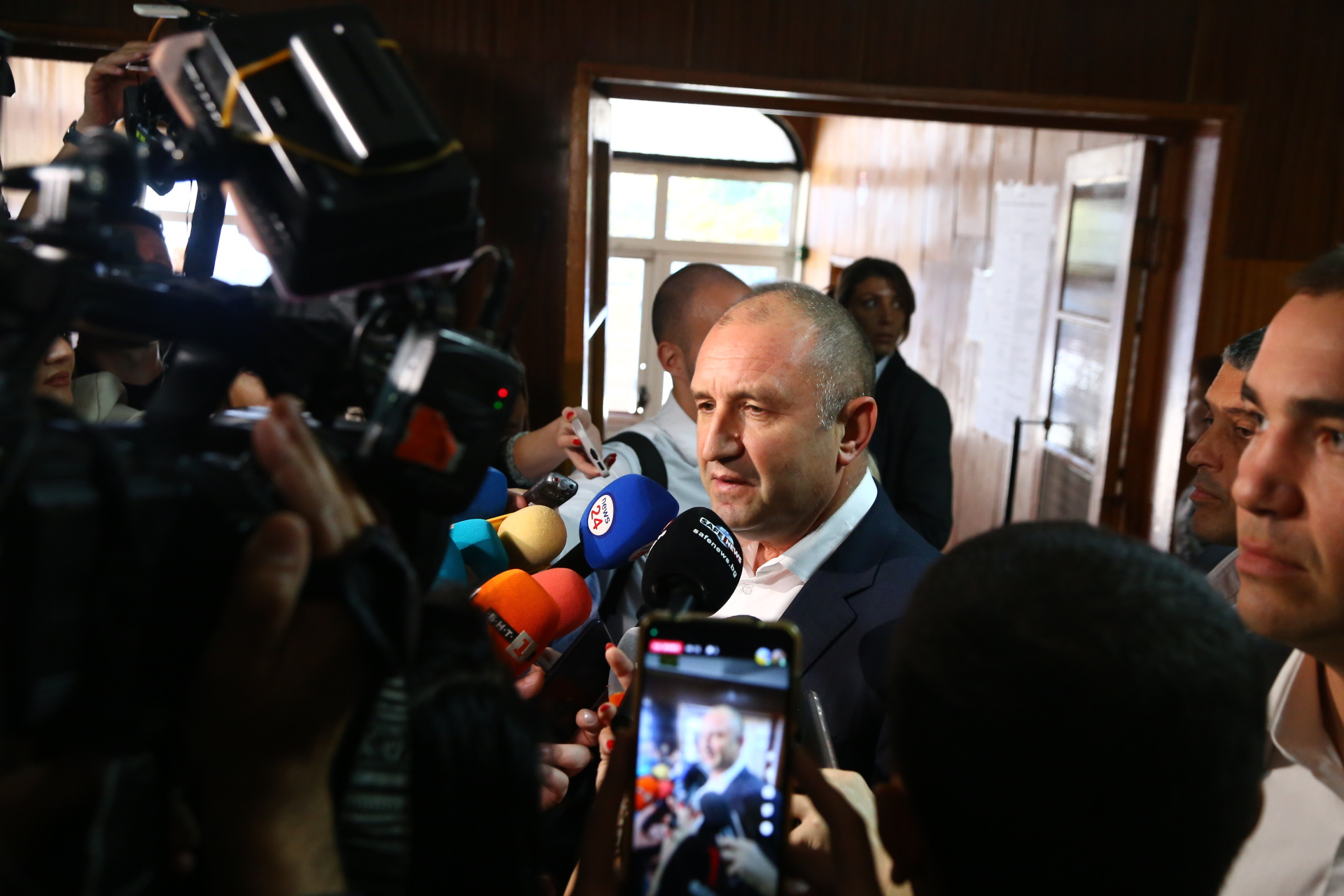 Радев готов да помогне за кабинет, за да...