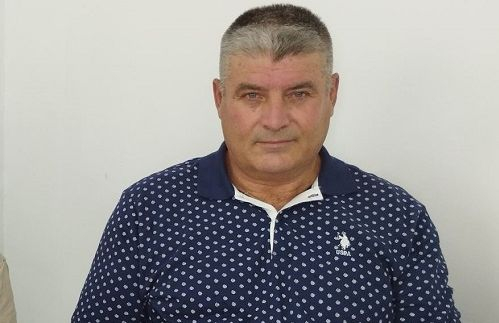 Кандидатът за кмет на родно село агитира яко с юмруци 