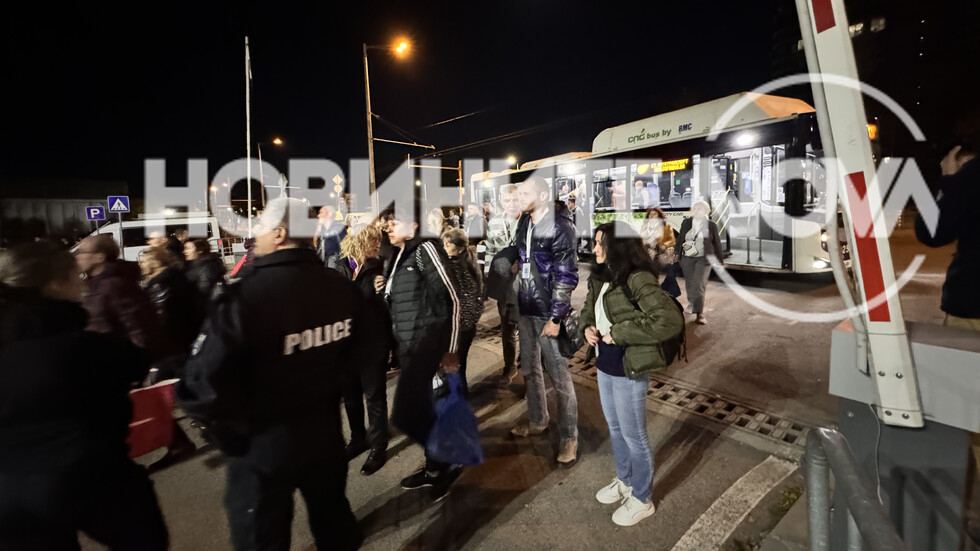 Почна се: Първите бюлетини от вота пристигнаха в зала „Арена София”