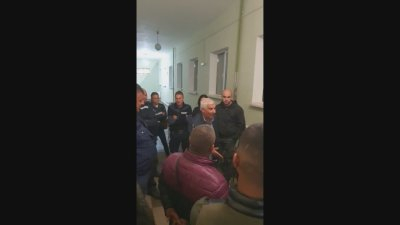 Бой в изборната нощ, чупене на прозорци и епичен сблъсък с кметицата на Борован СНИМКИ