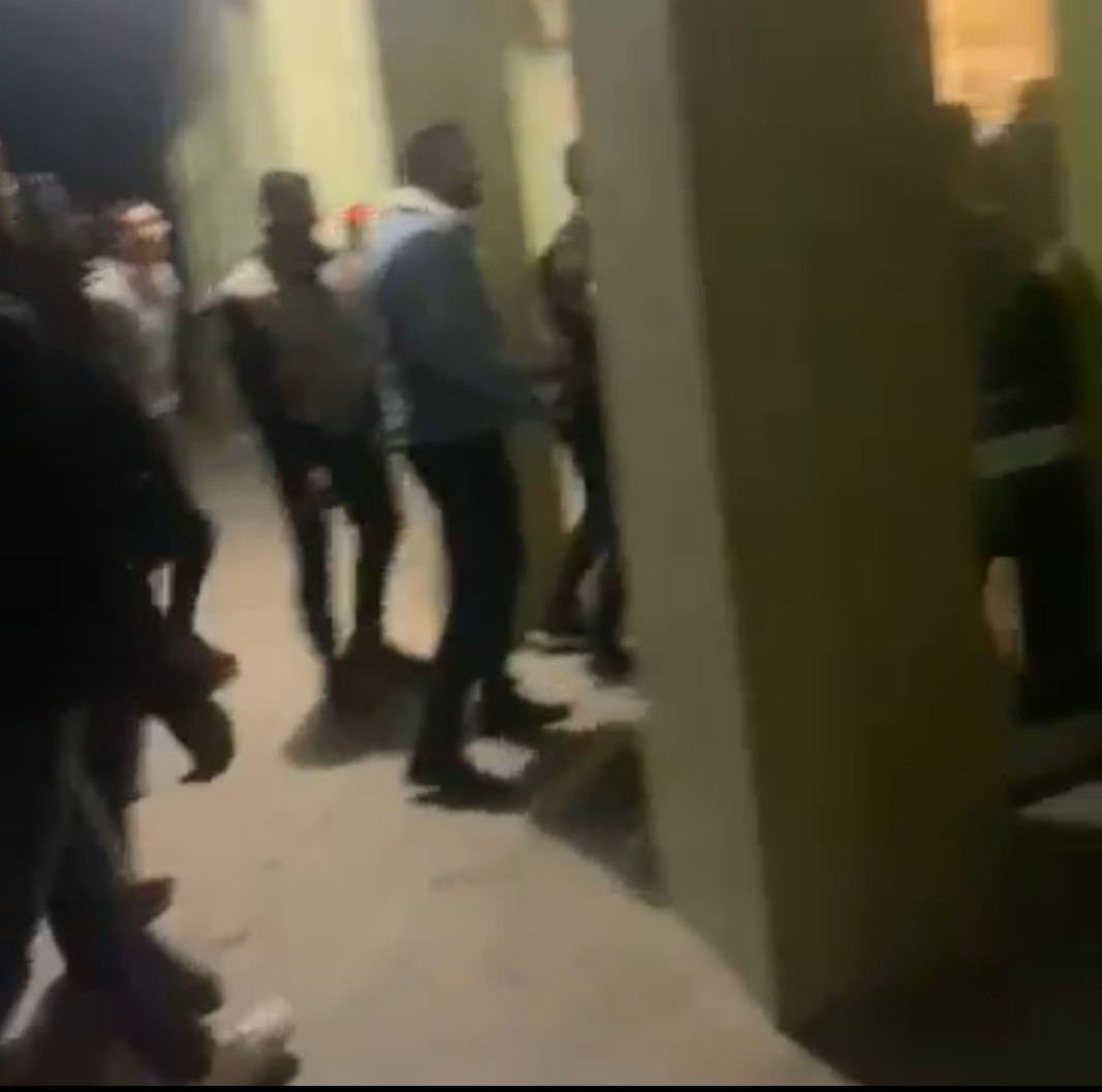 Бой в изборната нощ, чупене на прозорци и епичен сблъсък с кметицата на Борован СНИМКИ