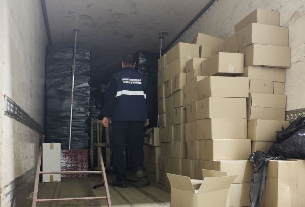 Митничари от Русенско спряха три камиона за проверка и онемяха от видяното вътре СНИМКА