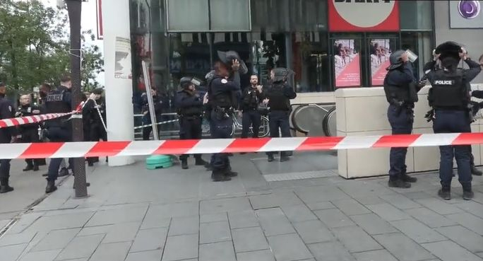 Полицията гръмна жена в парижкото метро, крещяла "Аллаху Акбар" и заплашвала да... ВИДЕО