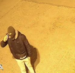 Маскирани типове обикалят блока на пернишкия кмет в деня след вота СНИМКА