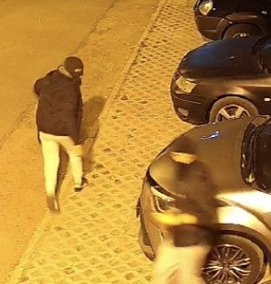 Маскирани типове обикалят блока на пернишкия кмет в деня след вота СНИМКА