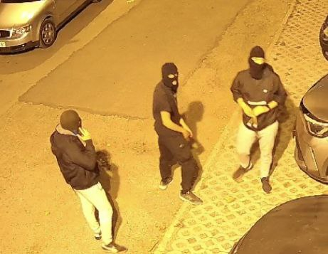 Маскирани типове обикалят блока на пернишкия кмет в деня след вота СНИМКА