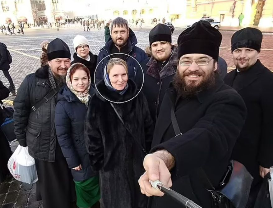 Свещеник закла жена си пред очите на дъщеря им и напъха главата ѝ във фризера 