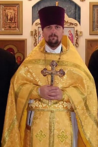 Свещеник закла жена си пред очите на дъщеря им и напъха главата ѝ във фризера 