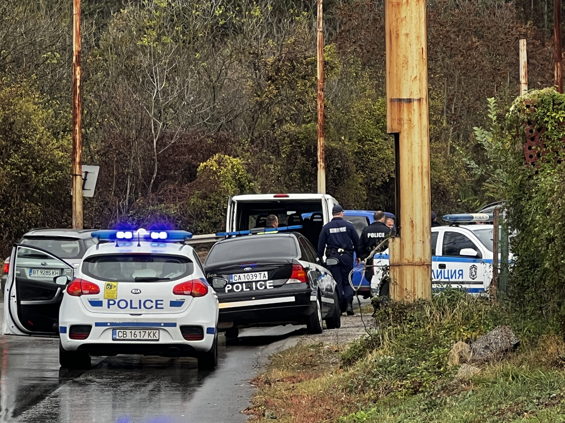 Нова орда мигранти изпълзя от джип във Велико Търново ВИДЕО