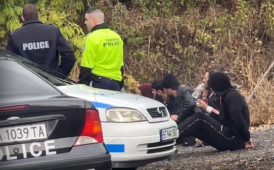 Нова орда мигранти изпълзя от джип във Велико Търново ВИДЕО
