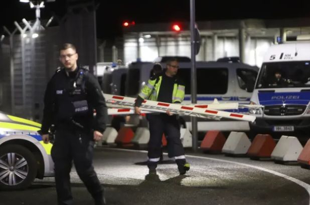 Извънредна ситуация на летището в Хамбург, мъж нахлу с кола и автомат на пистата и... СНИМКИ
