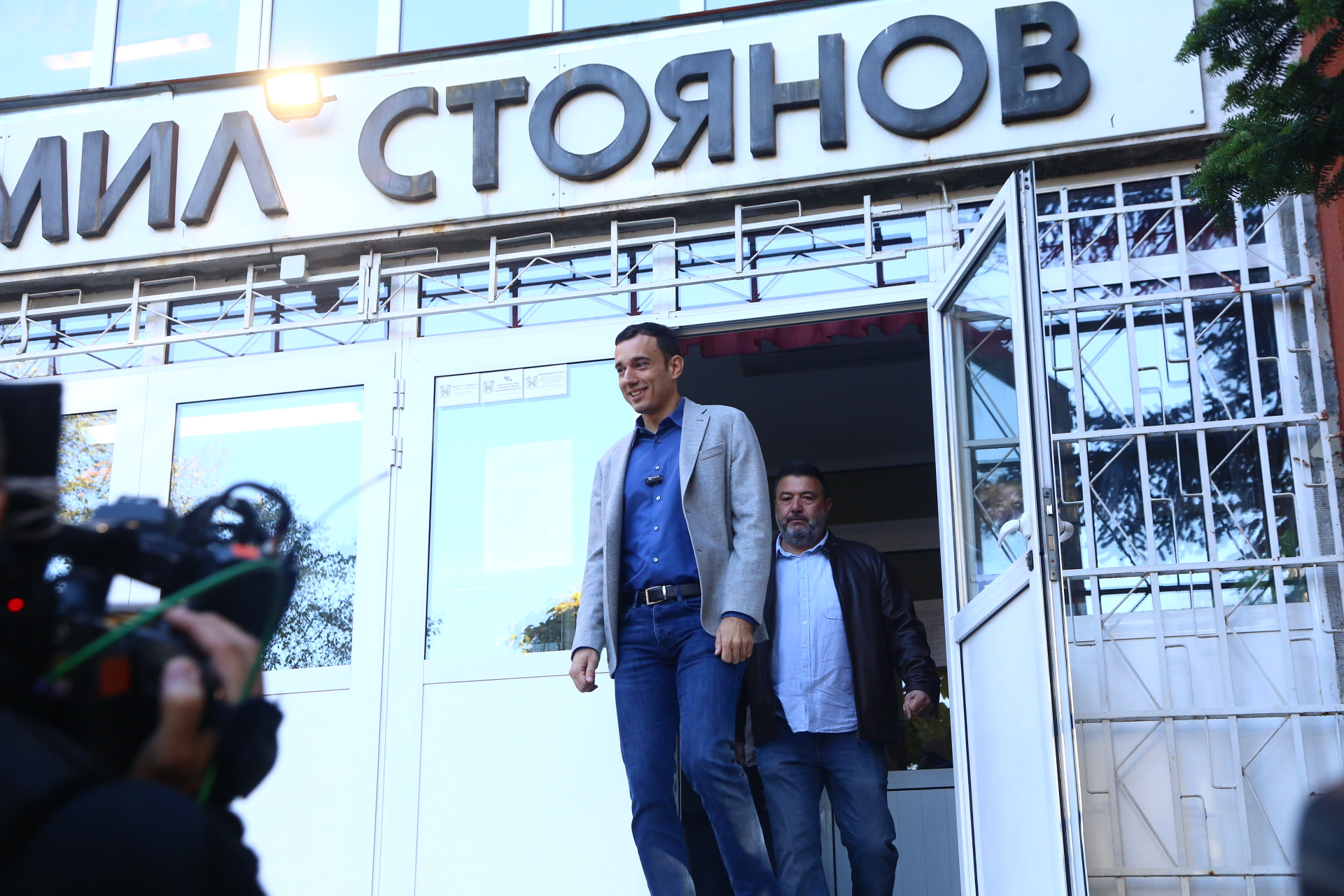Здравеняци пазят Васил Терзиев от народната любов ВИДЕО 