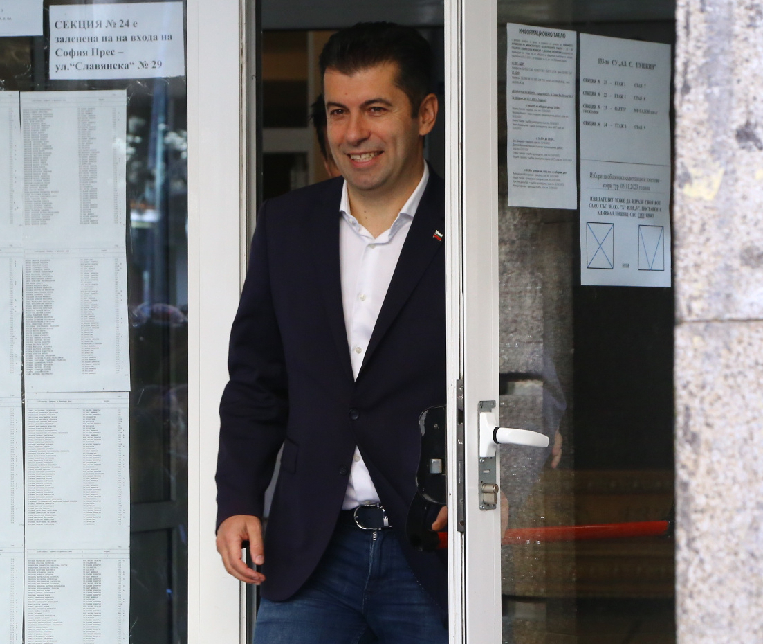 Кирил Петков се изложи брутално, гласува с разкопчани дънки СНИМКА 