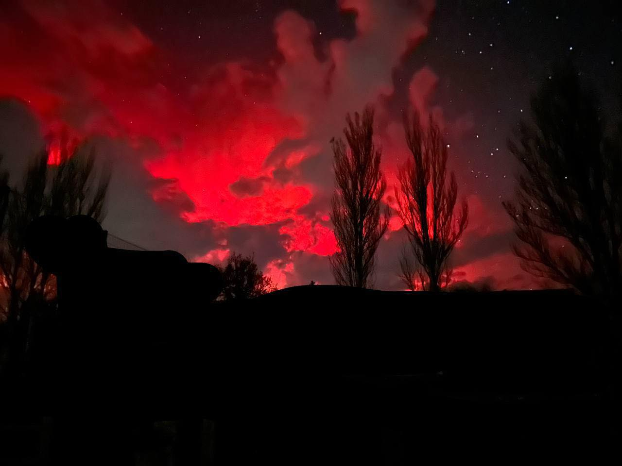 Поличба или чудо! Кървавочервено небе захлупи България след втория тур на кметските избори! Зрелищни СНИМКИ