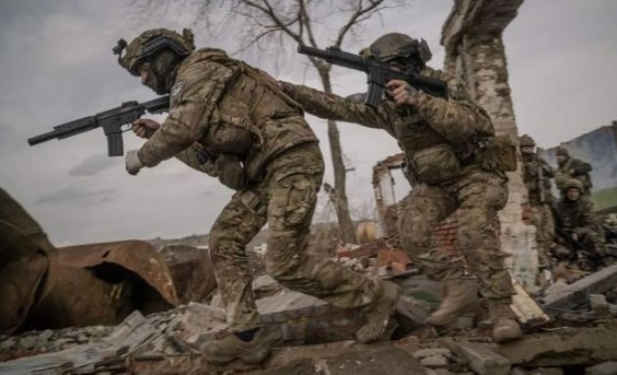 ВИДЕО 18+ от войната: Украински боец ​​тича след като губи ръката си в битка