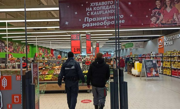 Закопчаха клиентка на "Кауфланд" насред магазина