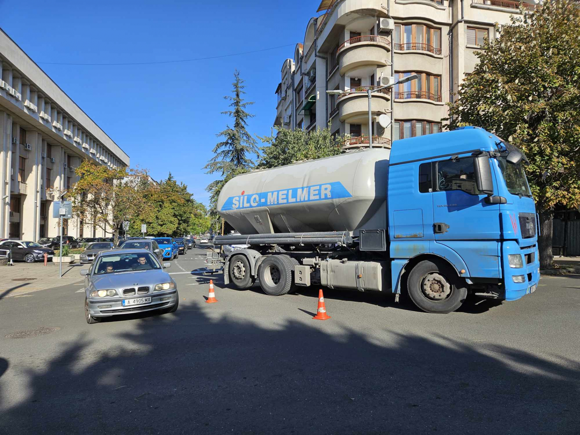 Ужас в Бургас! Огромна цистерна блъсна жена СНИМКИ