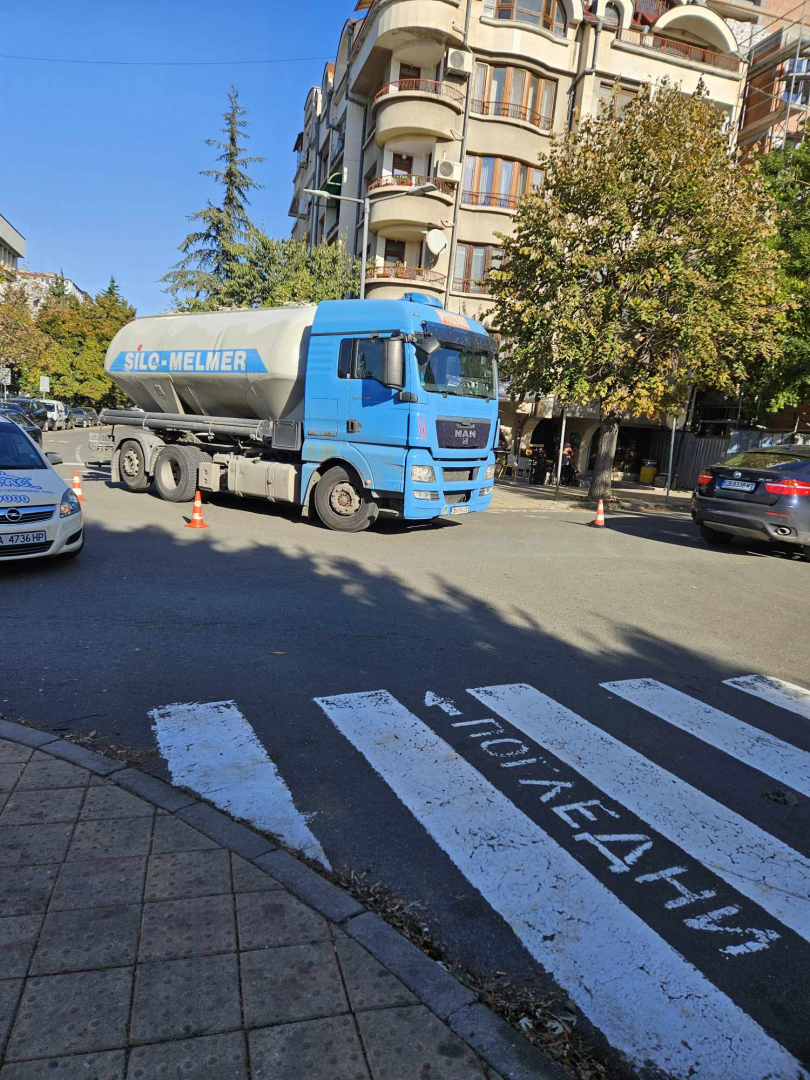 Ужас в Бургас! Огромна цистерна блъсна жена СНИМКИ