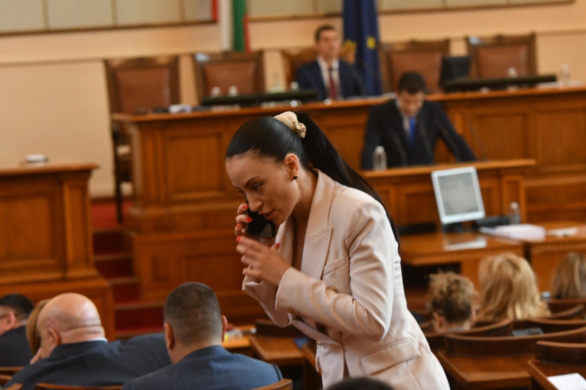 Красива депутатка на ГЕРБ и шампион по преференции хвърли оставка 