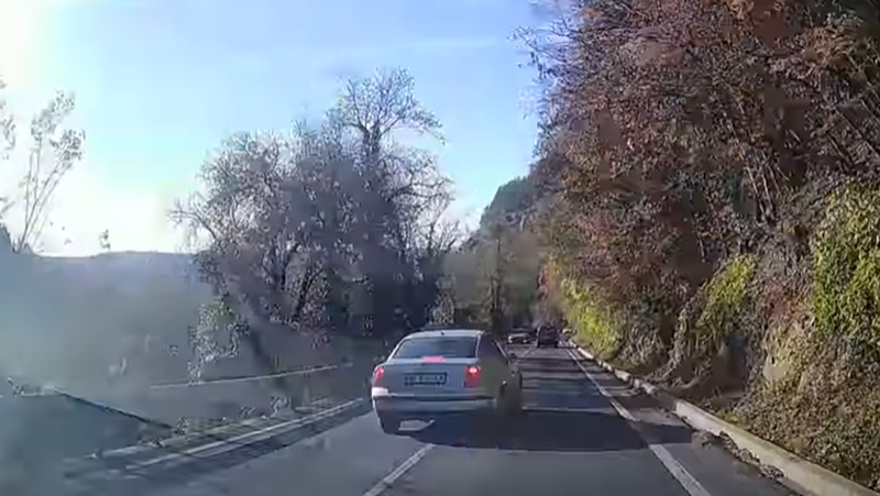Шофьорка показа как се изпреварва, всички се прекръстиха ВИДЕО