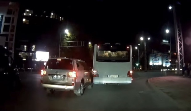 Шофьор на автобус на градския транспорт в Пловдив ошашави всички с безумната си маневра ВИДЕО