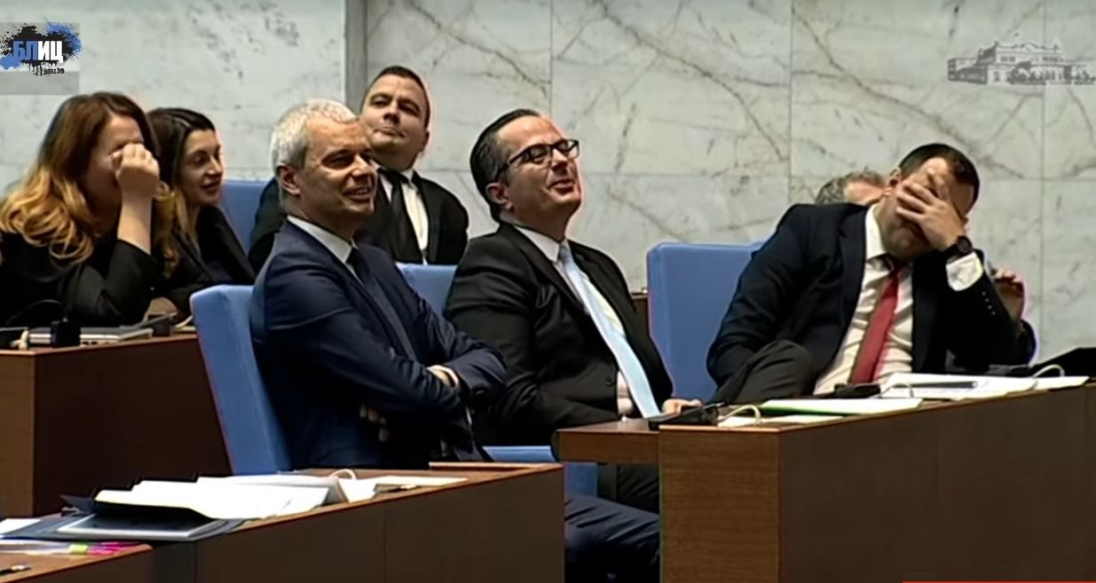 Цирк в парламента! Виден ПП-еец плаши Костадинов с фетиши, депутати се червят от срам БЛИЦ TV