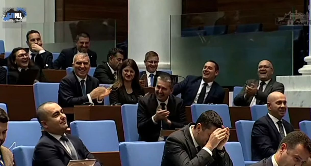 Цирк в парламента! Виден ПП-еец плаши Костадинов с фетиши, депутати се червят от срам БЛИЦ TV