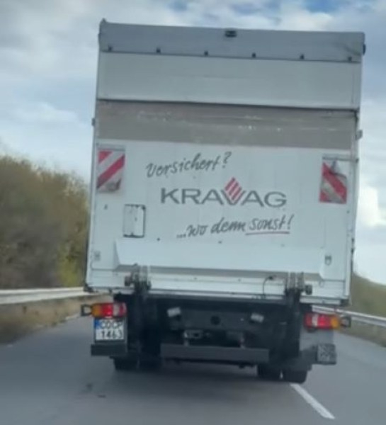 Кошмар на пътя: Камион се опитва нарочно да блъсне кола и ето какво се случи ВИДЕО