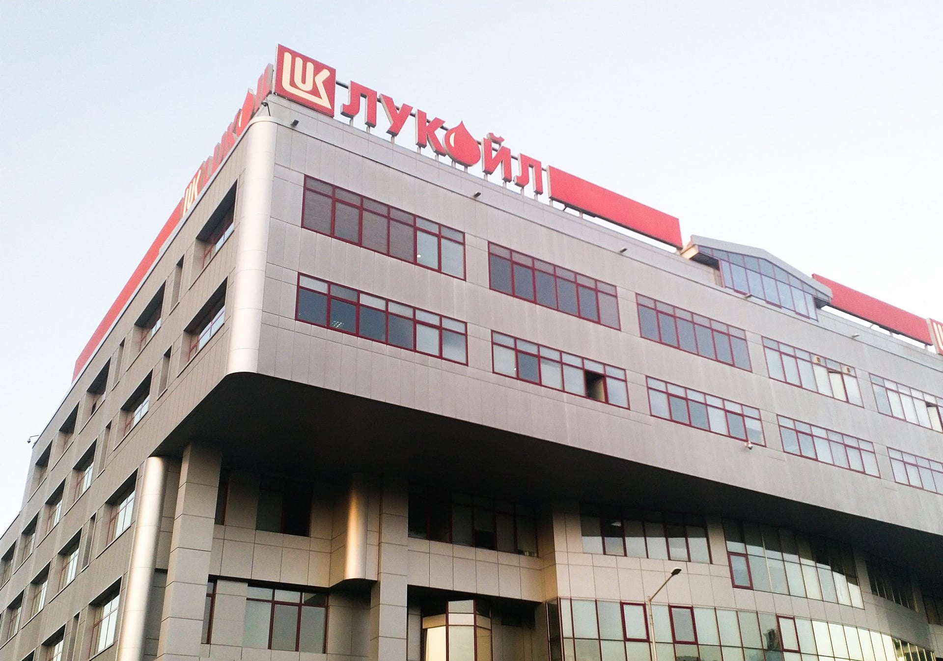 Министър Стоянов вдигна завесата зад проверката в „Лукойл“