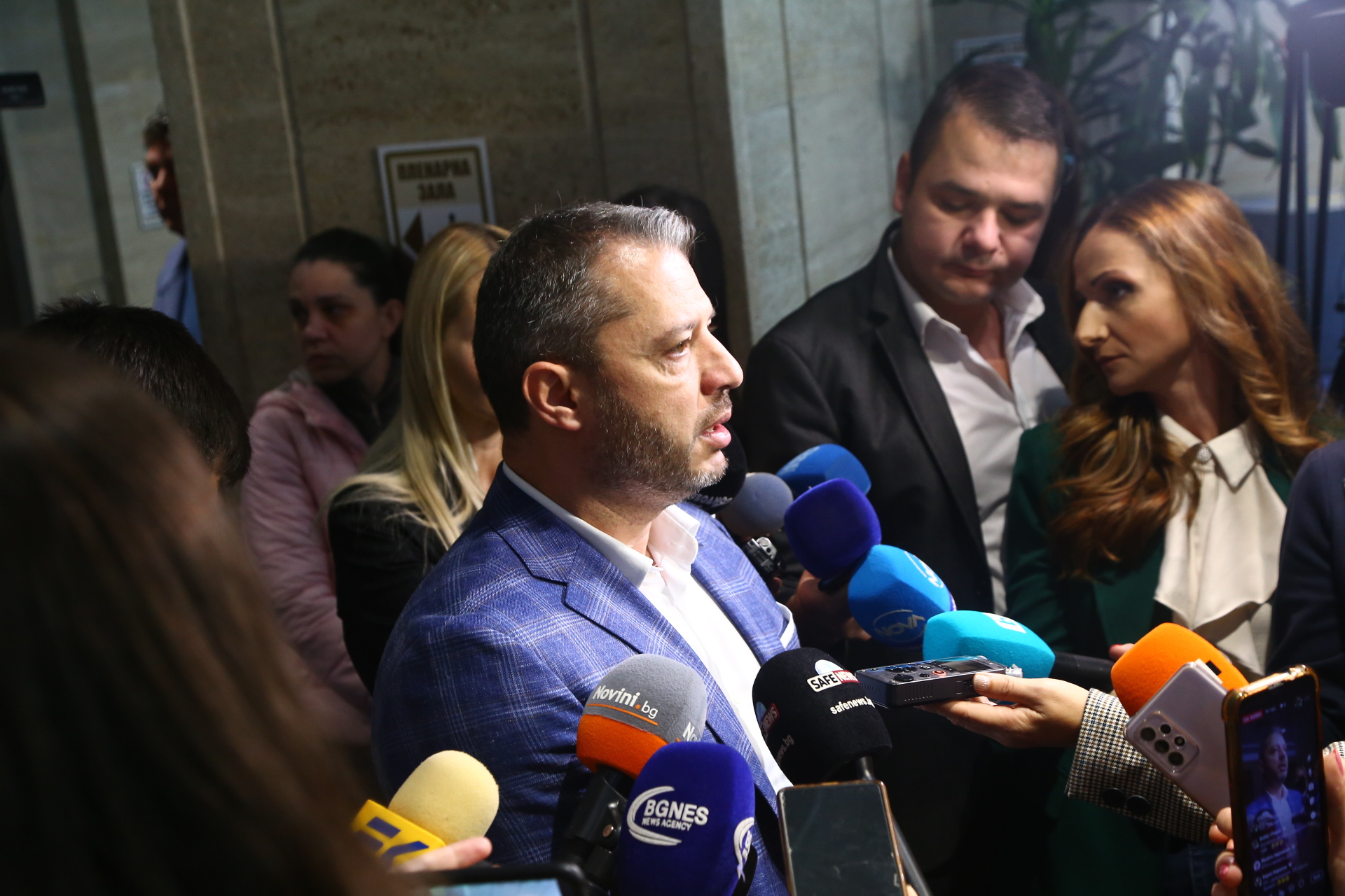 Делян Добрев готви голям удар по сивия сектор в горивата 