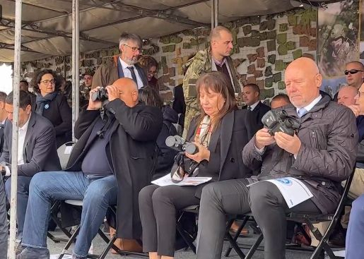Борисов неочаквано се появи на полигона в Ново село, посланикът на САЩ му прави компания ВИДЕО 