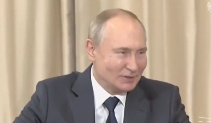 Виктор и Мира се бъзикат яко с бузките на Путин, заливат се от смях