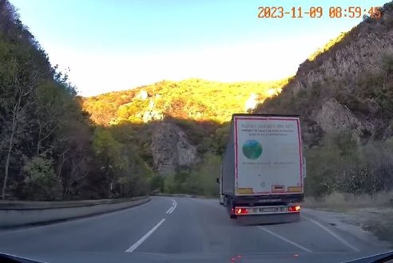 Добрият пример: Тираджия обра овациите край Велико Търново с тази постъпка към шофьорите