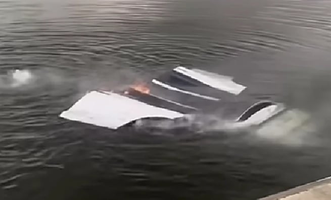 Удивителен случай:  Електрическа кола падна в морето и се запали под водата ВИДЕО