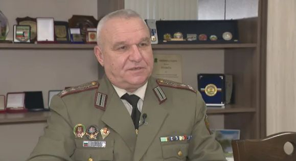 Човек на Костадинов плаши с тайна мобилизация на запасняци за Украйна 
