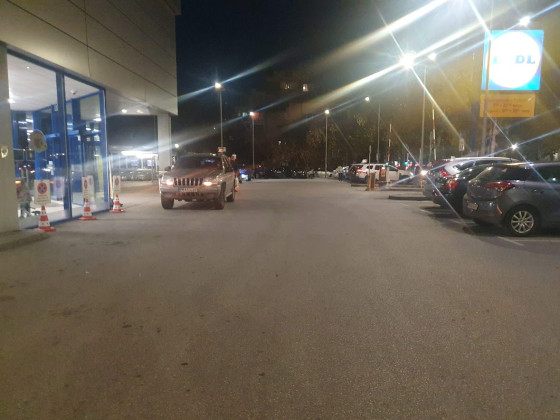Този тарикат още малко в магазина щеше да влезе с колата