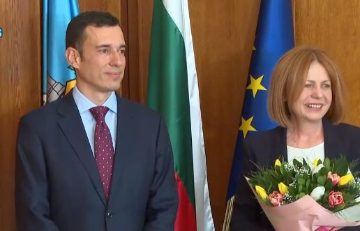 Фандъкова засипа Терзиев с чудни дарове! Даде му личната й... БЛИЦ TV